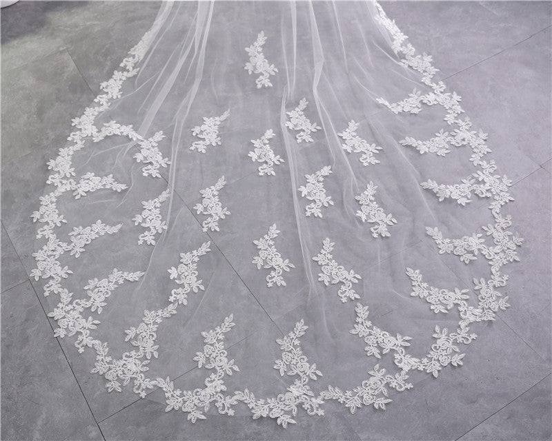 Voile de Mariée Long en Dentelle à Deux Niveaux avec Appliques