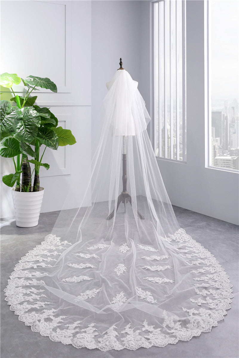 Voile de Mariée en Dentelle à Deux Niveaux avec Appliques