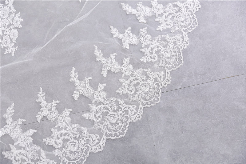 Voile de Mariée en Dentelle à Deux Niveaux avec Appliques