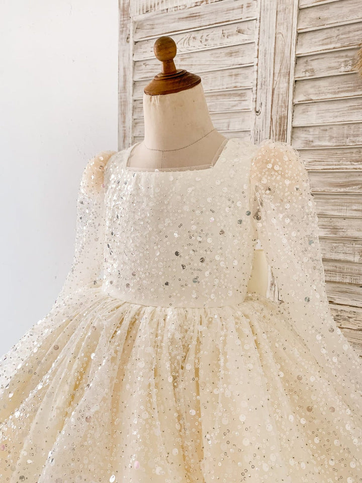 Robe en Satin Ivoire Jusqu'Aux Genoux