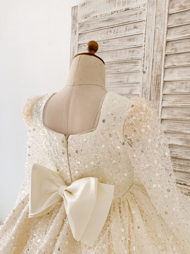 Robe en Satin Ivoire Jusqu'Aux Genoux