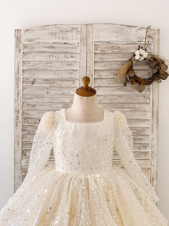 Robe en Satin Ivoire Jusqu'Aux Genoux