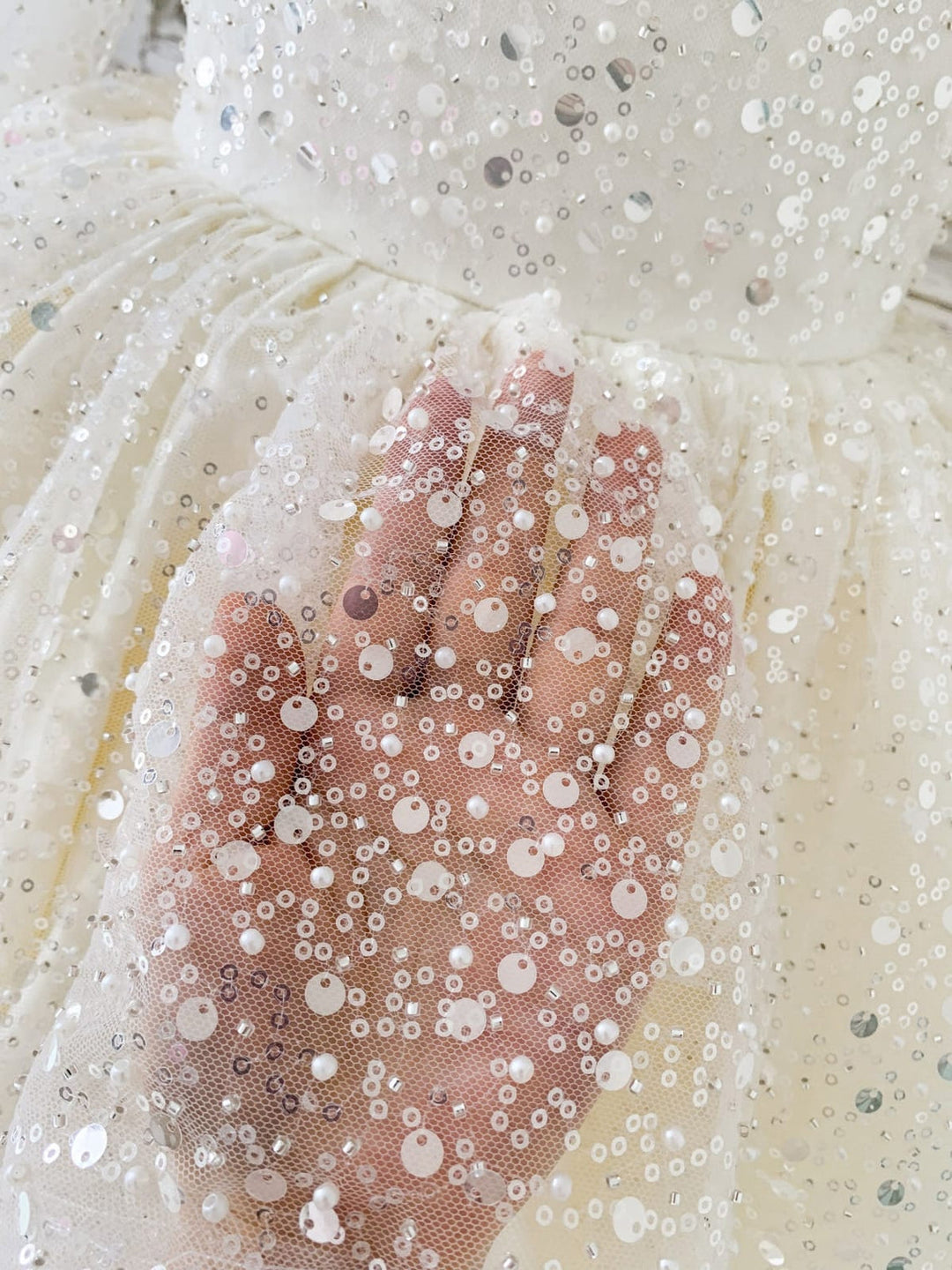 Robe en Satin Ivoire Jusqu'Aux Genoux