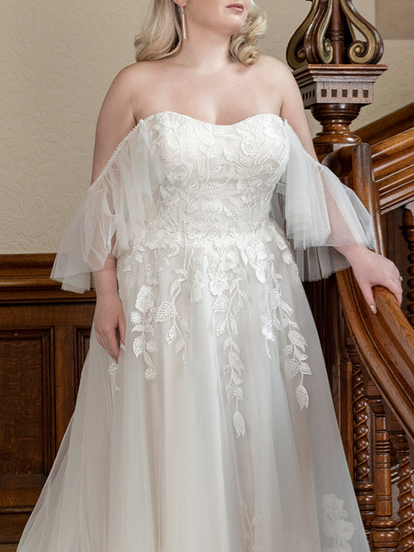Robe de Mariée Trapèze/Princesse à Épaules Dénudées et Traîne à Balayage Sans Manches en Tulle avec Appliques en Dentelle