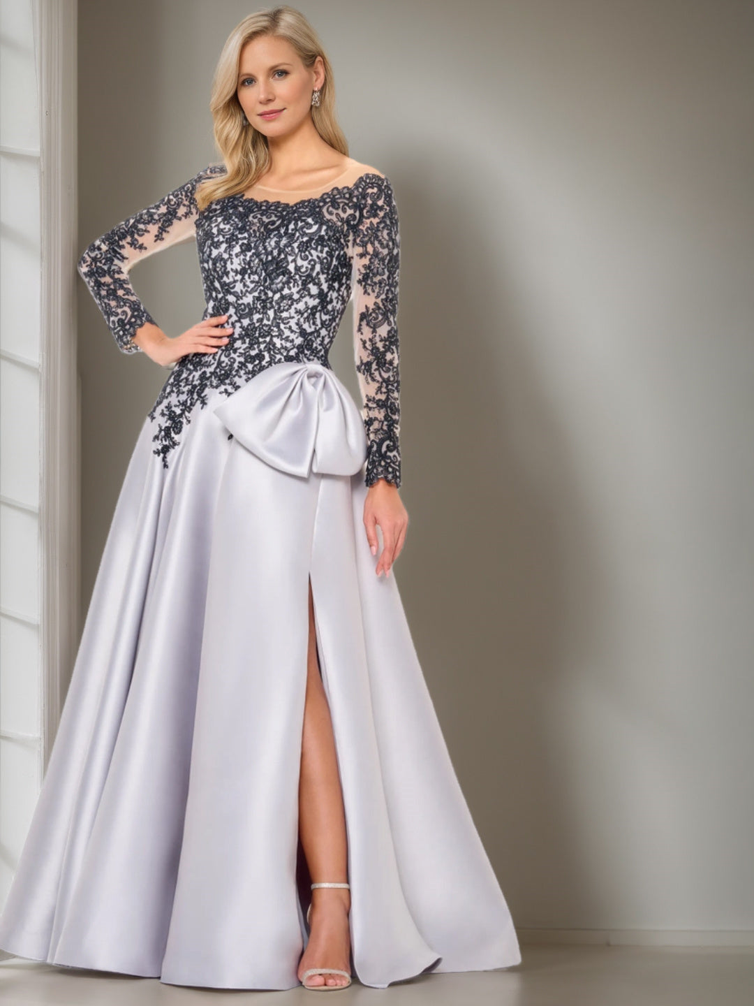 Robe de Mariée Trapèze/Princesse à Manches Longues et Col en V avec Nœud