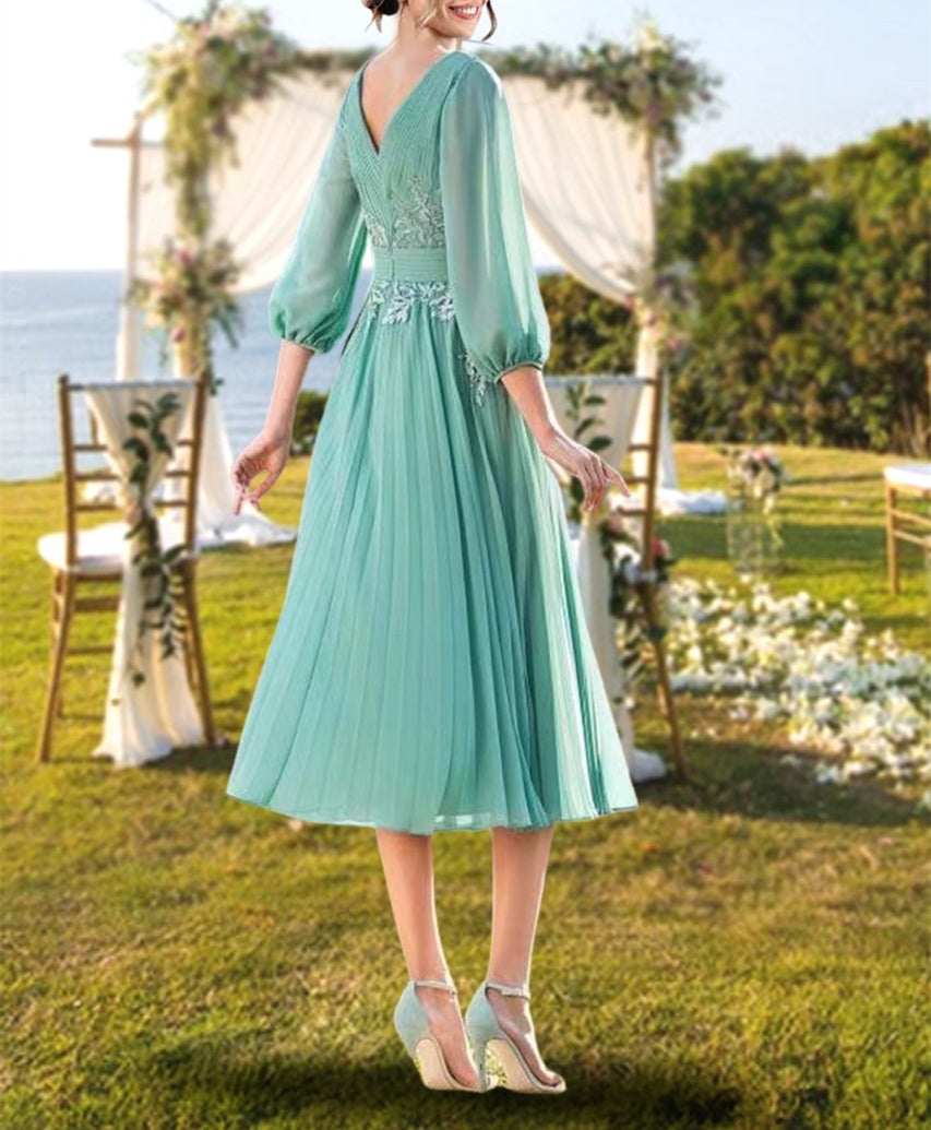 Robe de Mère de la Mariée Coupe A-Line/Princess à Col en V et Longueur Genou avec Broderie à Volants en Dentelle