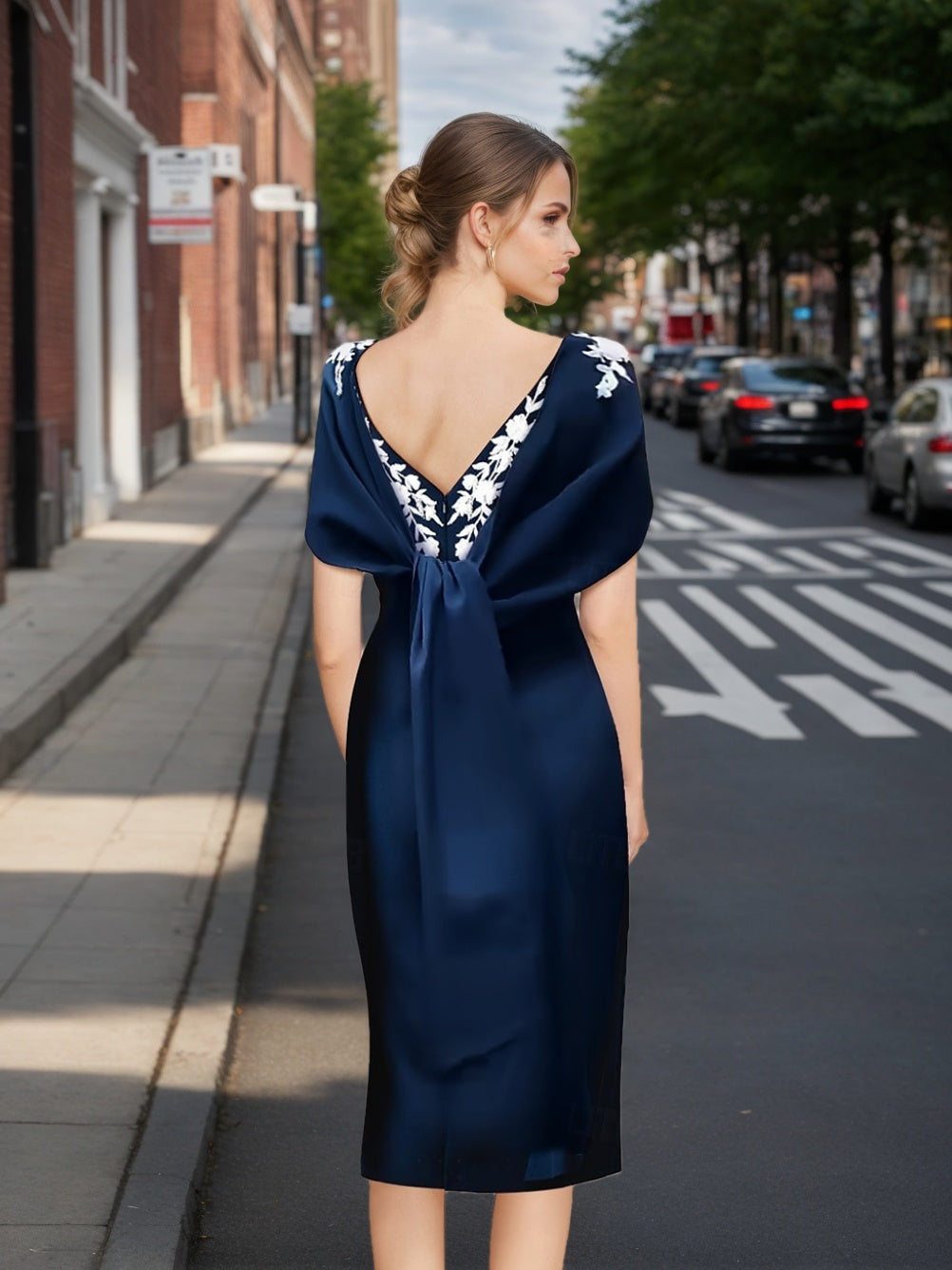 Robes de Mère de la Mariée Fourreau/Colonne à Épaules Dénudées et Manches Courtes, Longueur Thé, avec Appliques, Broderie, Nœud Papillon et Perles