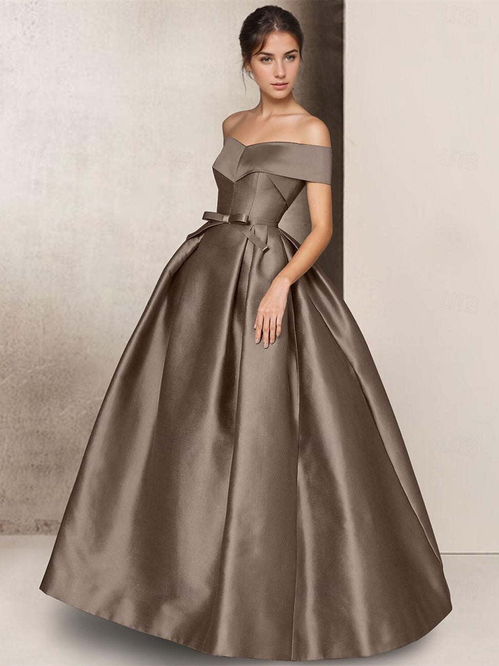 Robe de Mère de la Mariée Coupe A-Line Sans Bretelles, Manches Courtes, Longueur Au Sol, en Satin avec Nœud(S)