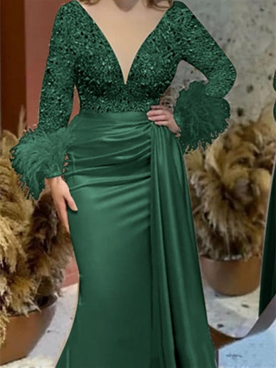 Robe de Mère de la Mariée Sirène/Trompette à Col en V et Manches Longues, Traîne Courte, en Satin avec Plumes Pailletées et Froncées