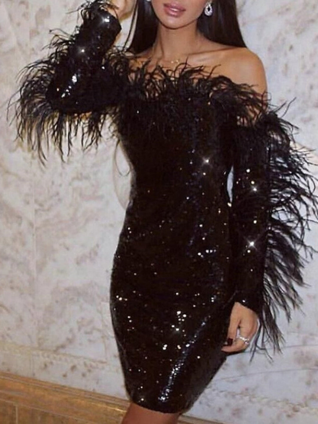 Robe de Cocktail Sirène/Trompette à Épaules Dénudées Sans Manches Au Genou avec Paillettes et Plumes