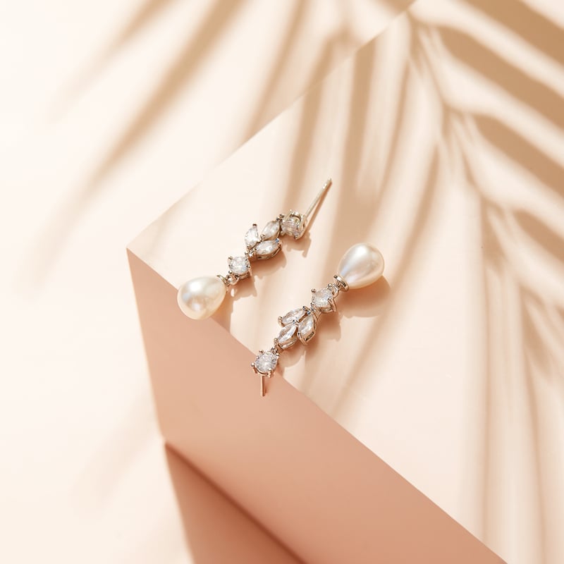 Boucles D'Oreilles Pendantes Élégantes en Zircone Cubique Ovale et Perles