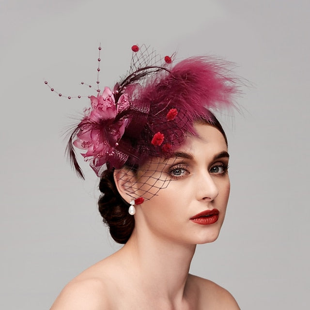 Chapeaux Fascinateurs en Filet de Plumes avec Motif Floral