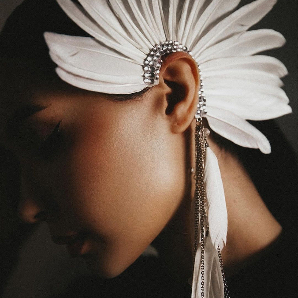 Boucles D'Oreilles Gothiques à Pampilles en Strass et Plumes Blanches