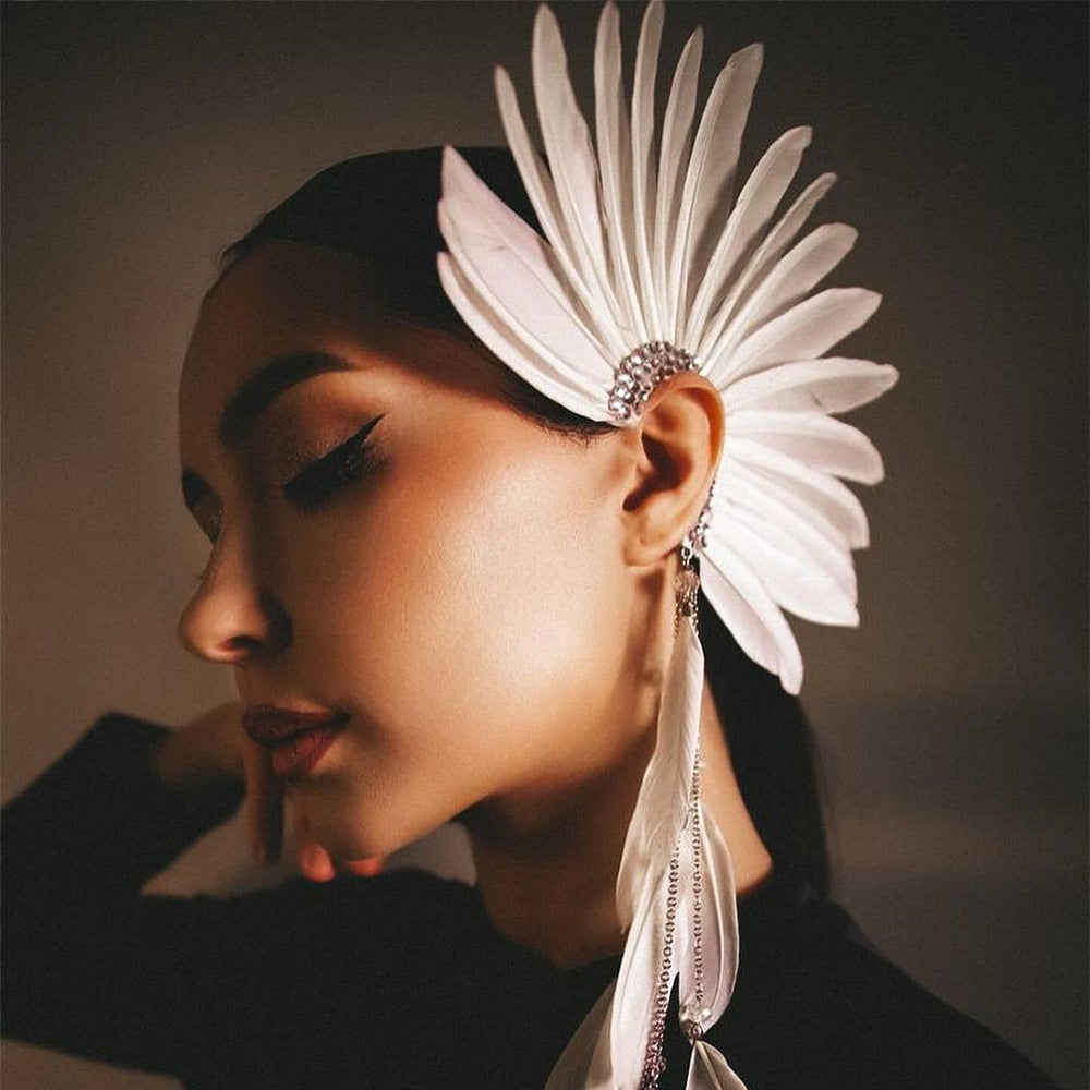 Boucles D'Oreilles Gothiques à Pampilles en Strass et Plumes Blanches