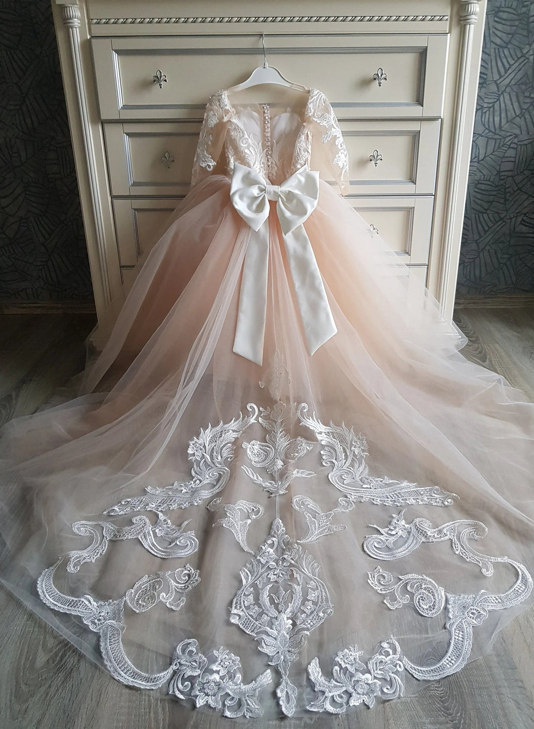 Robe de Demoiselle D'Honneur en Tulle à Col Transparent et Coupe A-Line/Princess avec Appliques et Nœud