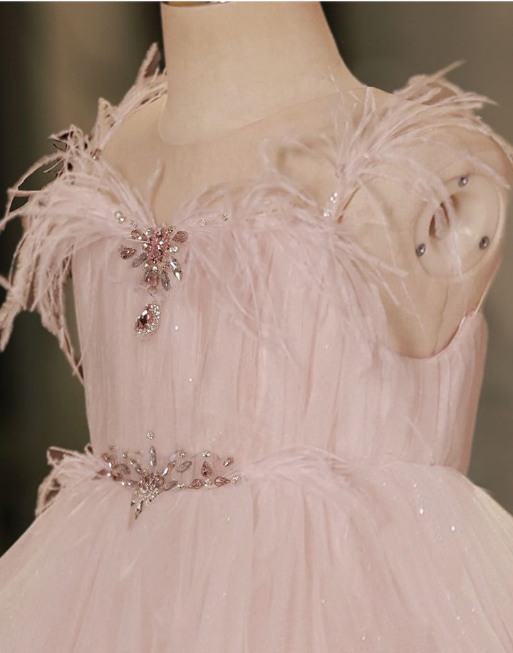 Robes de Demoiselle D'Honneur Sans Manches à Traîne Haute et Basse avec Strass et Plumes