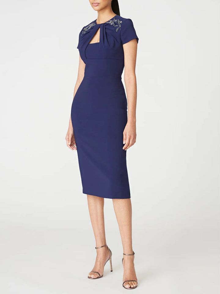 Robe de Mère de la Mariée Fourreau/Colonne à Épaules Dénudées et Manches Courtes, Longueur Thé, avec Volants