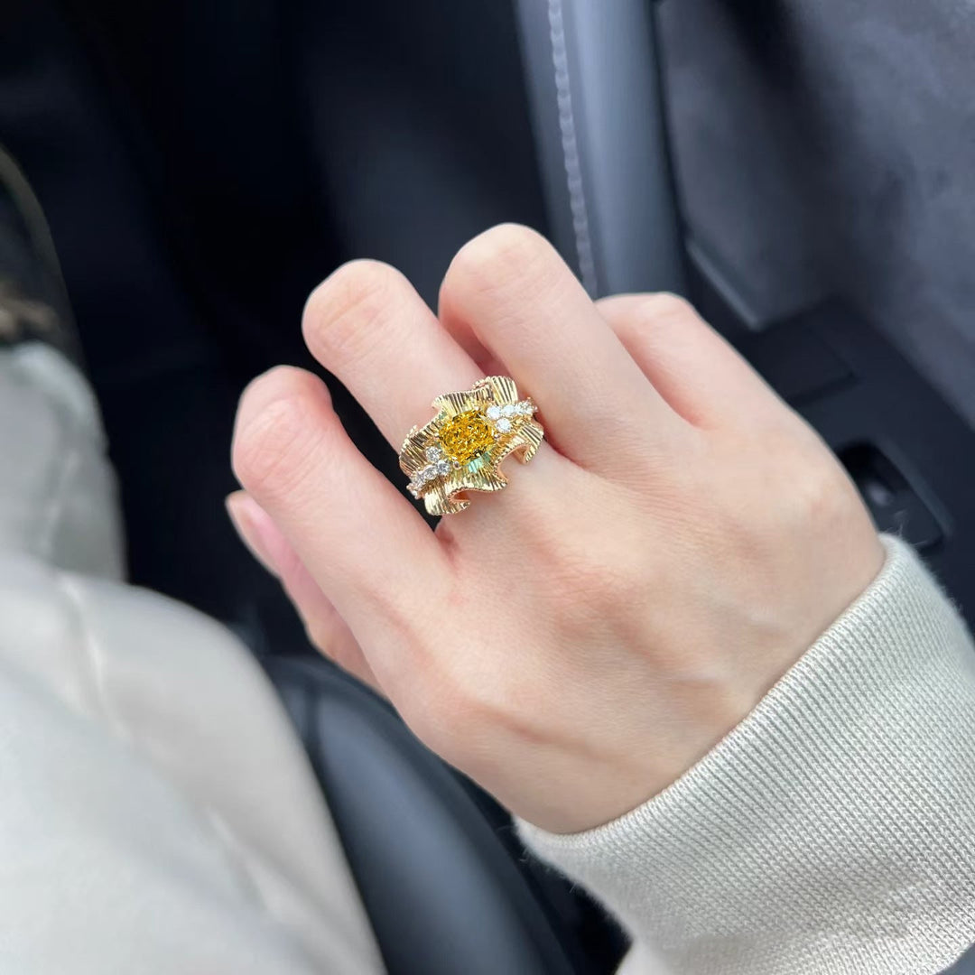Bague Vintage En Or Forgé Avec Volants En Dentelle Et Diamants Jaunes Pour Femme