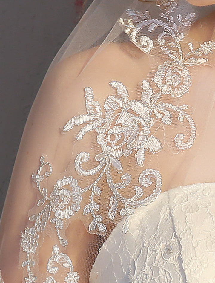 Voile de Mariée Élégant à Deux Niveaux avec Bordure en Dentelle et Appliques en Dentelle