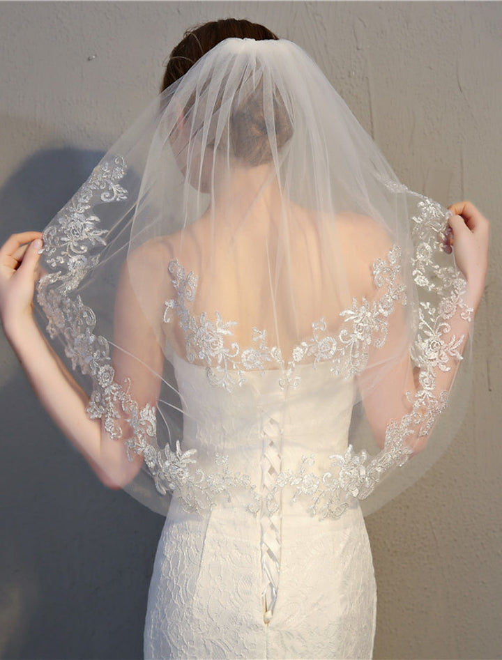 Voile de Mariée Élégant à Deux Niveaux avec Bordure en Dentelle et Appliques en Dentelle