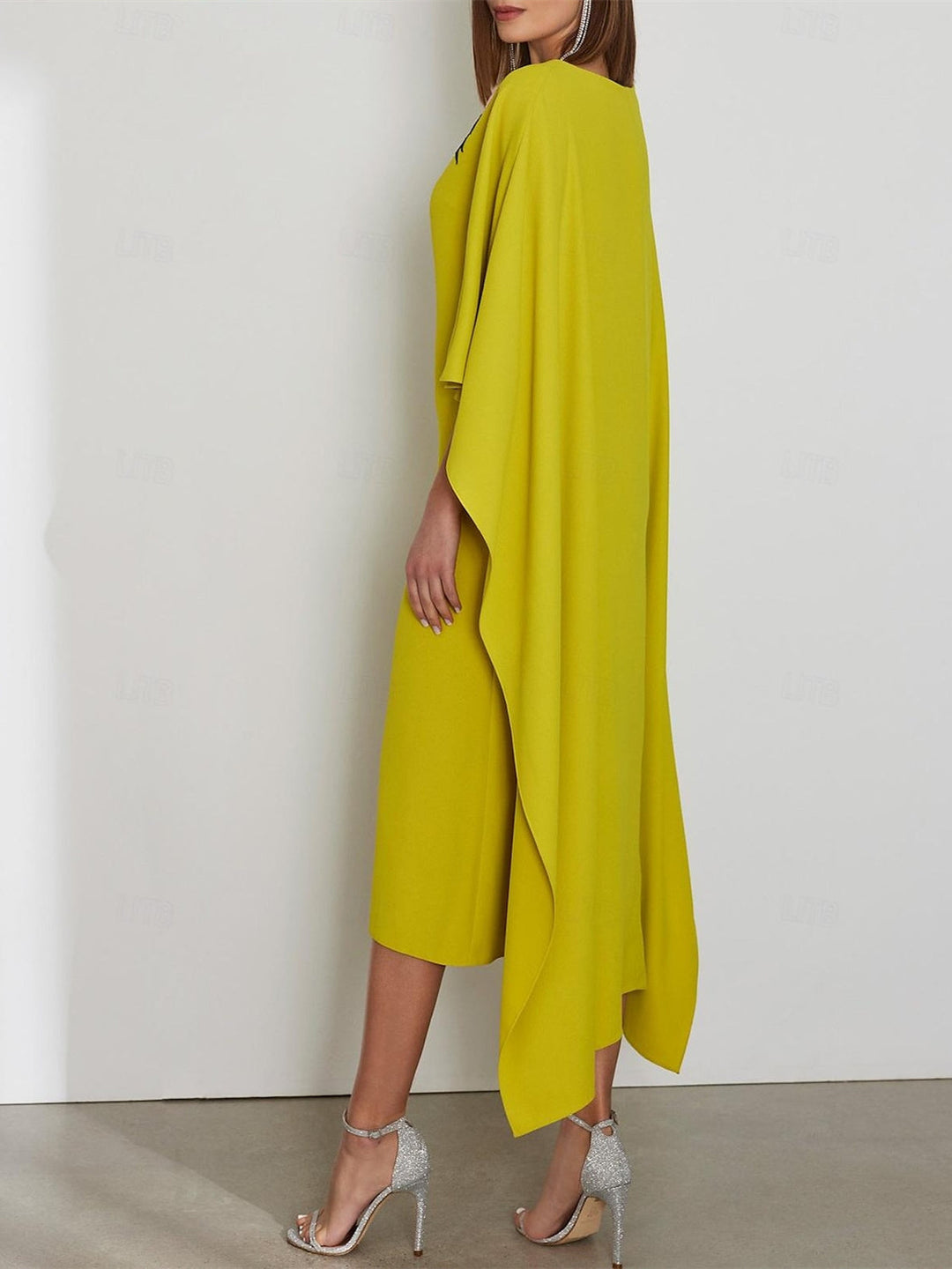 Robe de Cocktail Fourreau/Colonne à Manches Courtes et Décolleté Plongeant avec Appliques