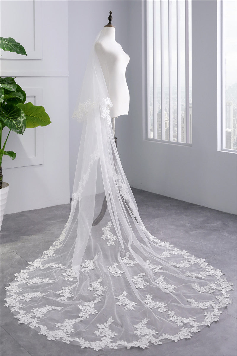 Voile de Mariée Long en Dentelle à Deux Niveaux avec Appliques