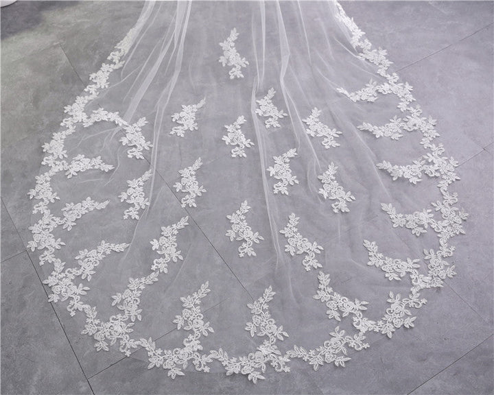 Voile de Mariée Long en Dentelle à Deux Niveaux avec Appliques