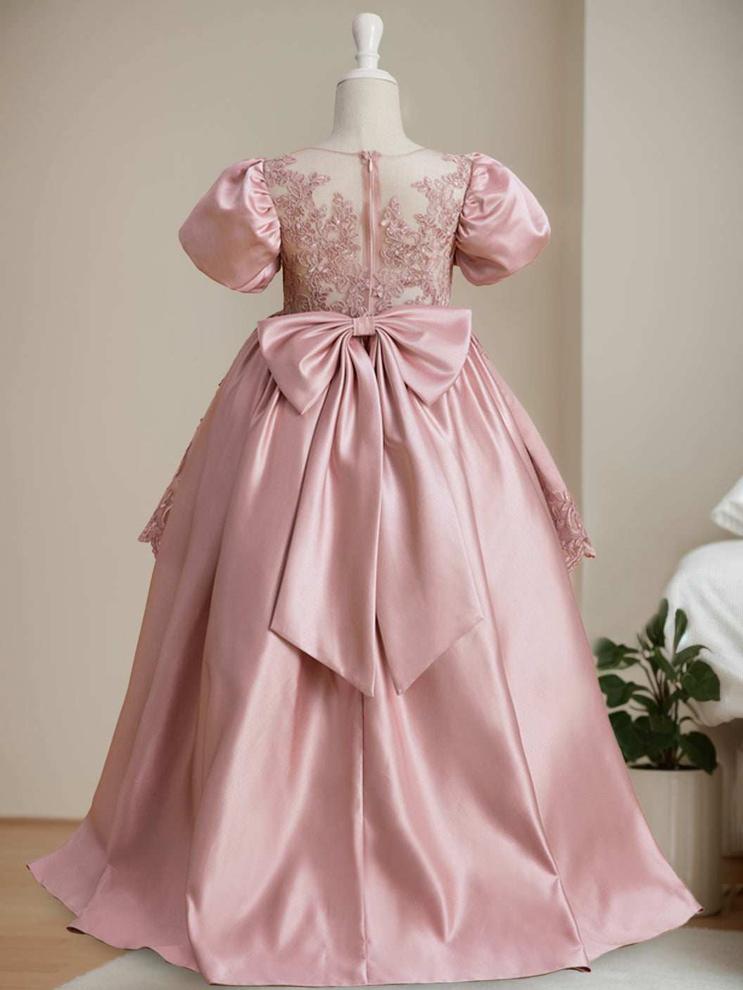 Robe de Bal à Encolure Dégagée et Manches Courtes, Longueur Genou, avec Appliques