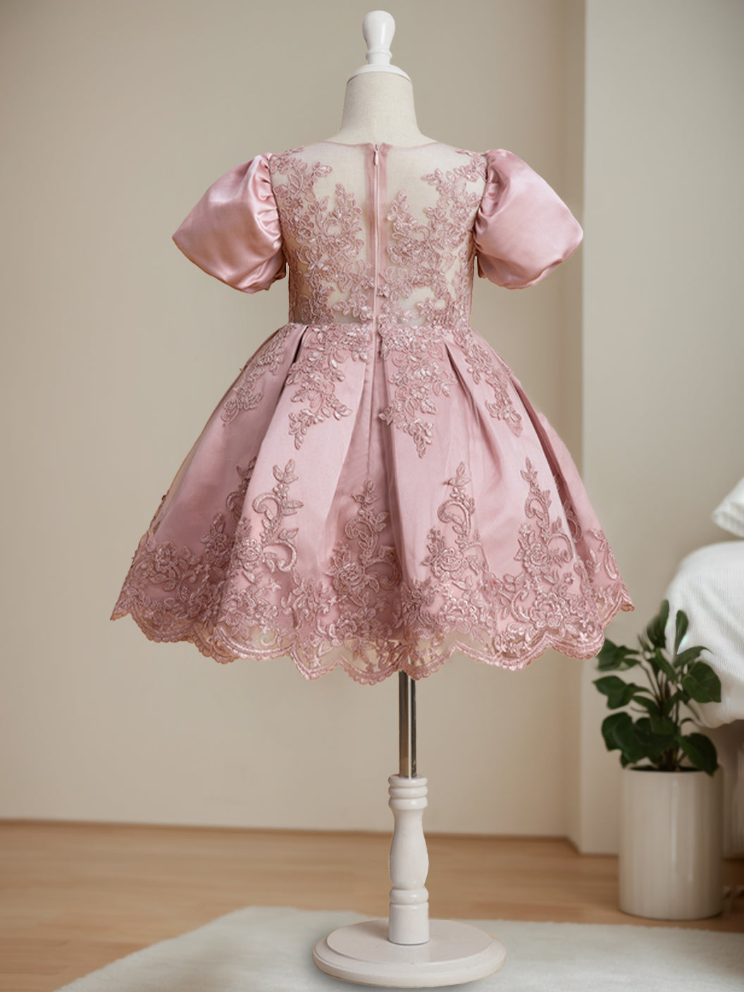 Robe de Bal à Encolure Dégagée et Manches Courtes, Longueur Genou, avec Appliques
