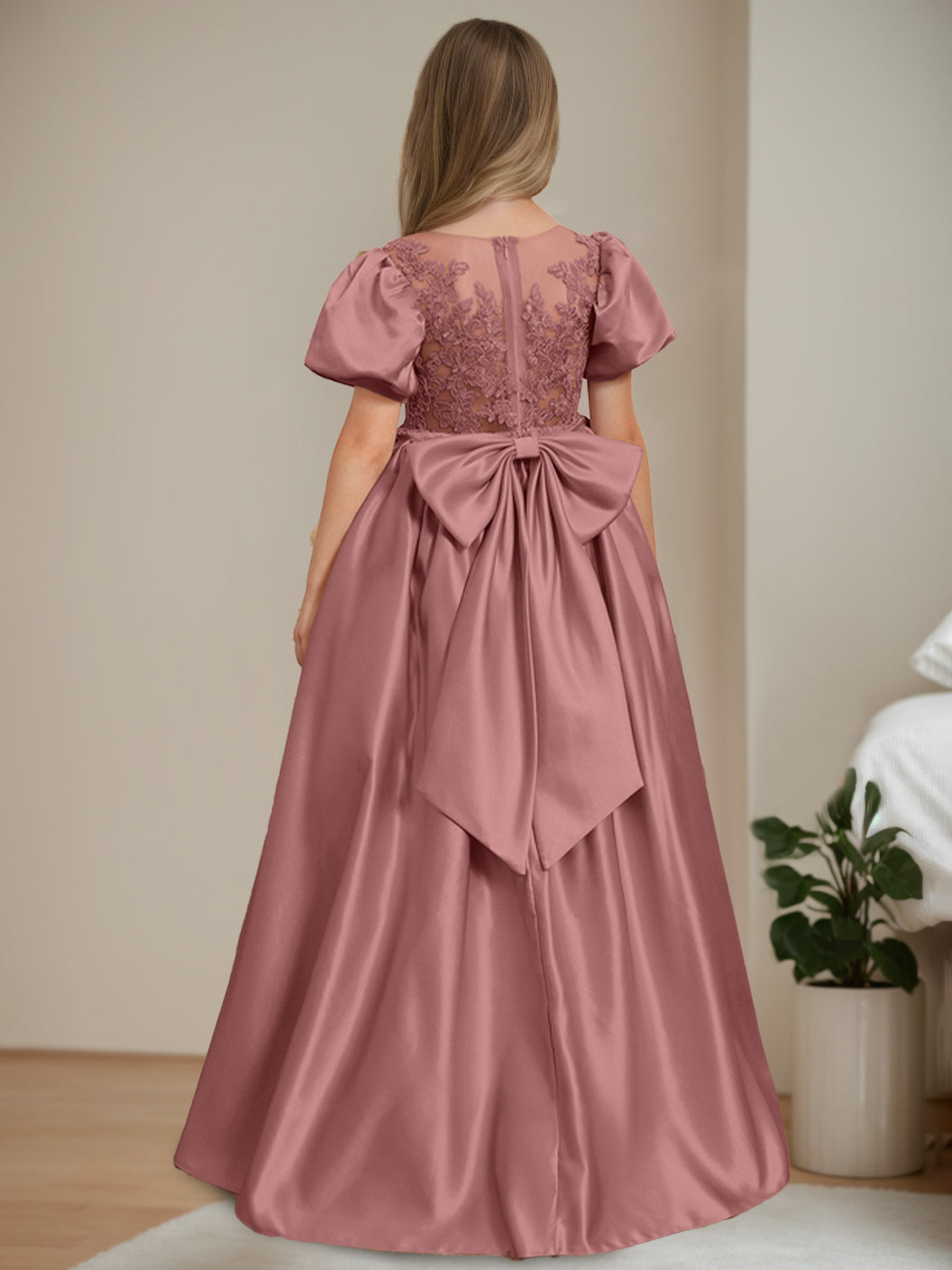 Robe de Bal à Encolure Dégagée et Manches Courtes, Longueur Genou, avec Appliques