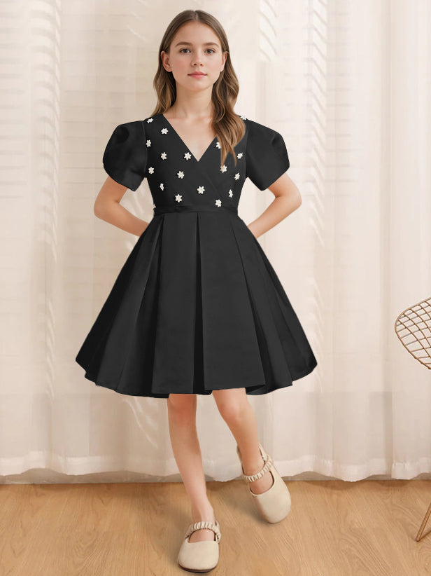 Robe de Demoiselle D'Honneur Coupe A-Line/Princesse, Col en V, Manches Courtes, Longueur Genou, avec Appliques