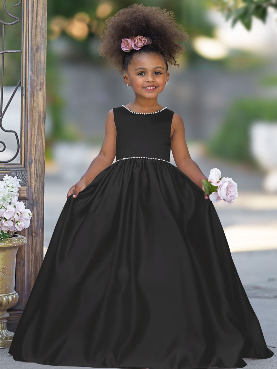 Robe Rose en Satin Sans Manches avec Décolleté Perlé et Nœud