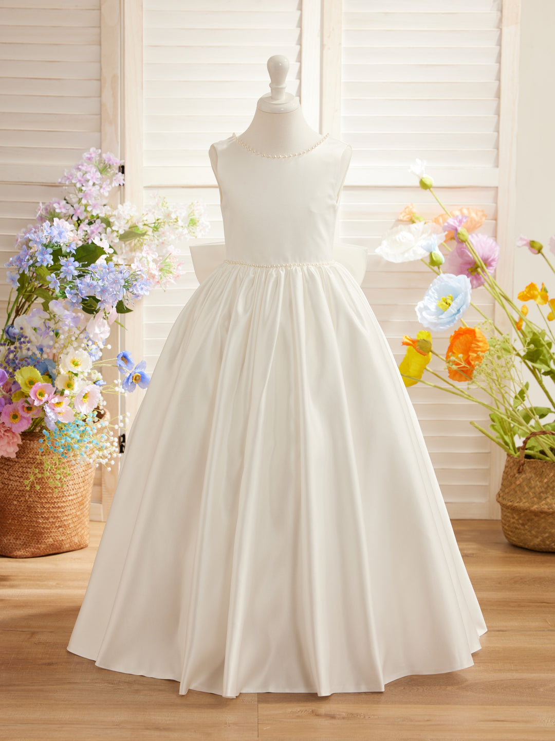 Robe Rose en Satin Sans Manches avec Décolleté Perlé et Nœud