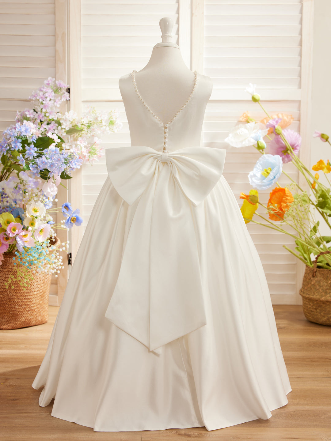 Robe Rose en Satin Sans Manches avec Décolleté Perlé et Nœud