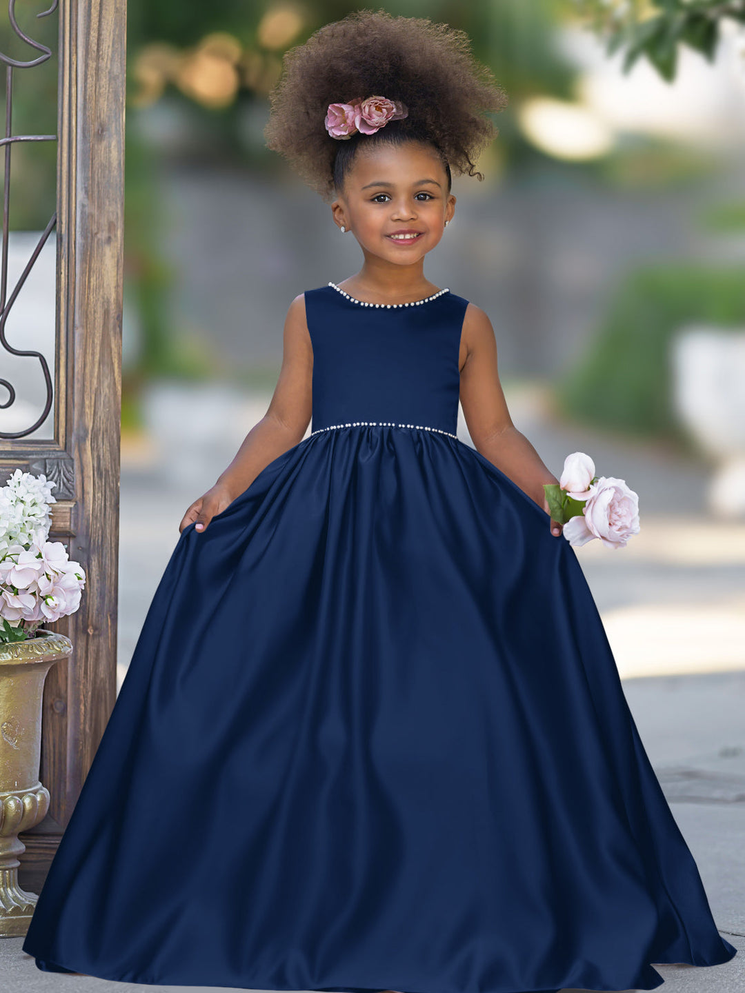 Robe Rose en Satin Sans Manches avec Décolleté Perlé et Nœud