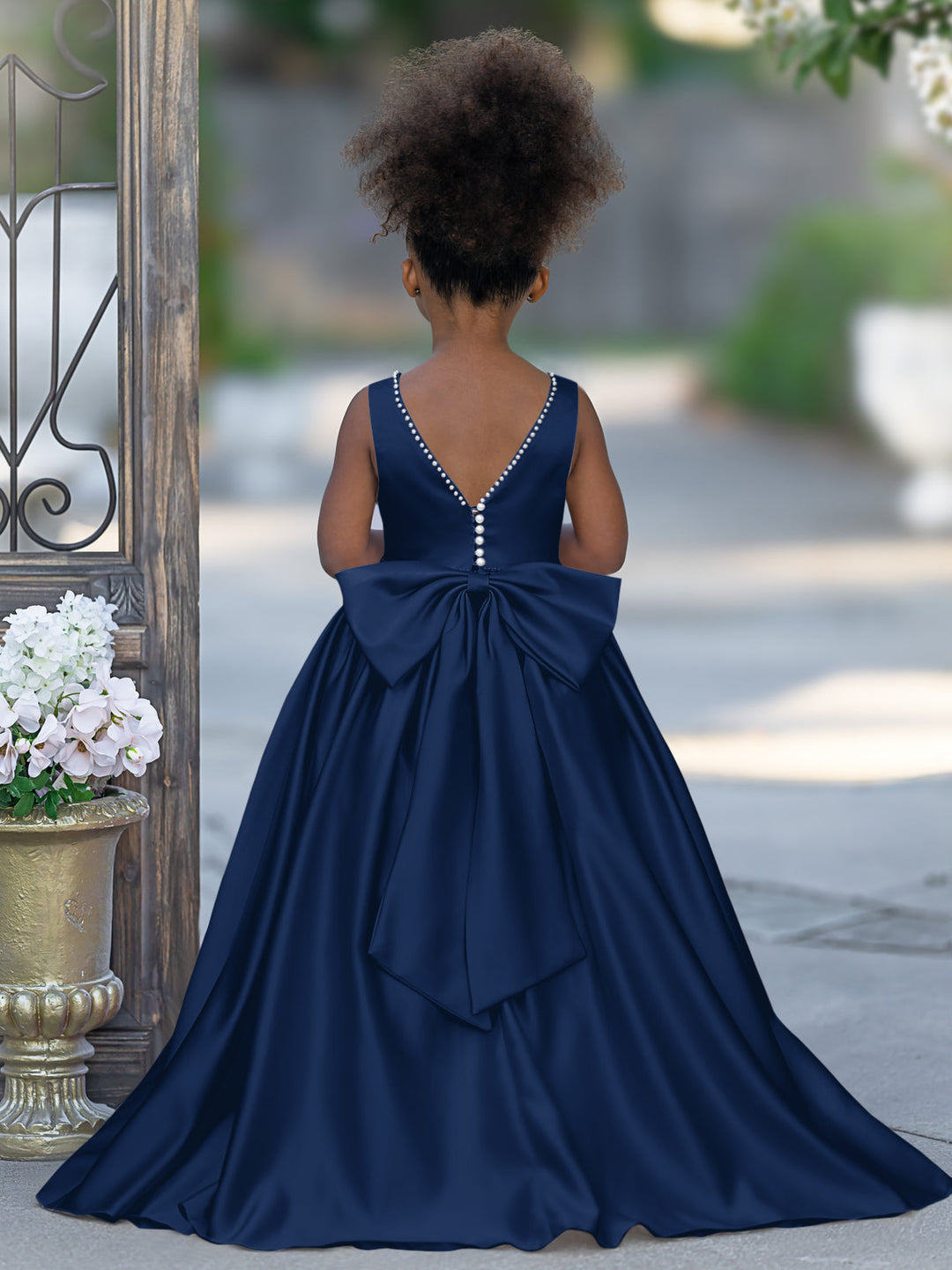 Robe Rose en Satin Sans Manches avec Décolleté Perlé et Nœud