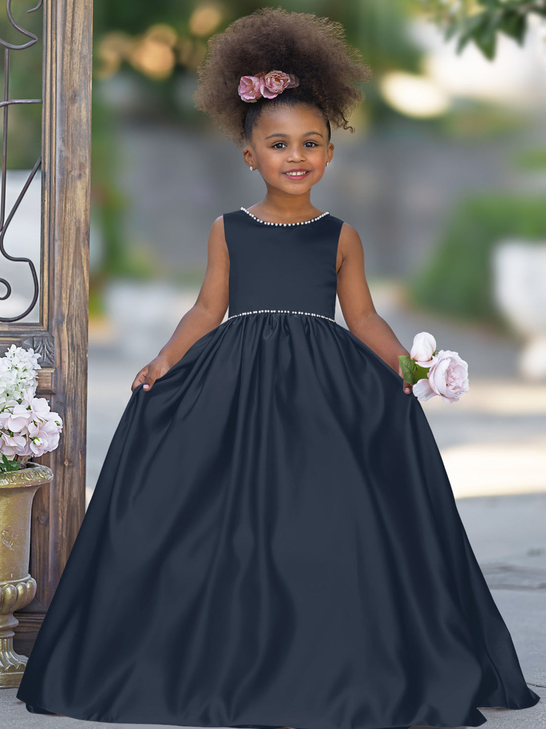 Robe Rose en Satin Sans Manches avec Décolleté Perlé et Nœud