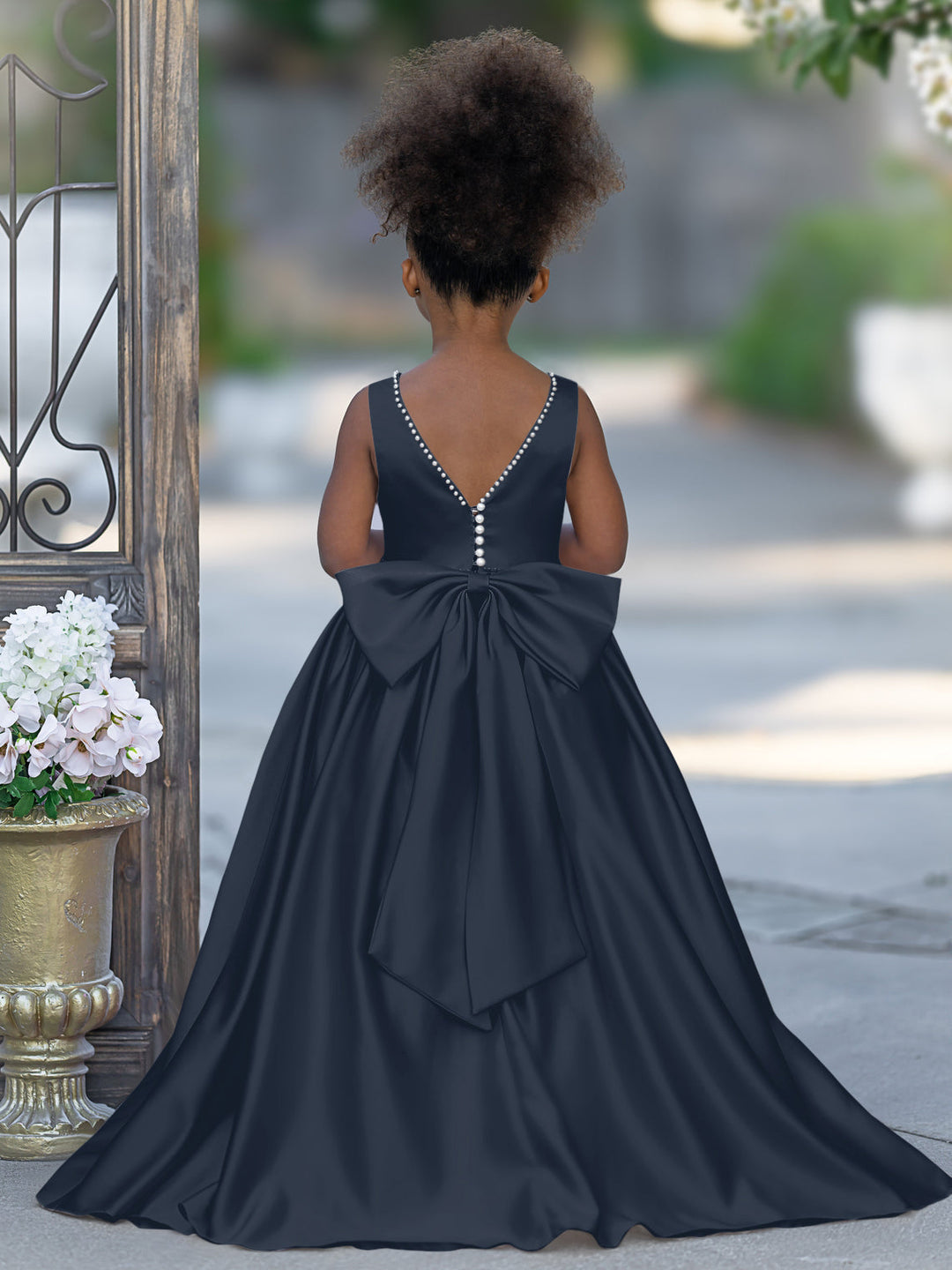 Robe Rose en Satin Sans Manches avec Décolleté Perlé et Nœud