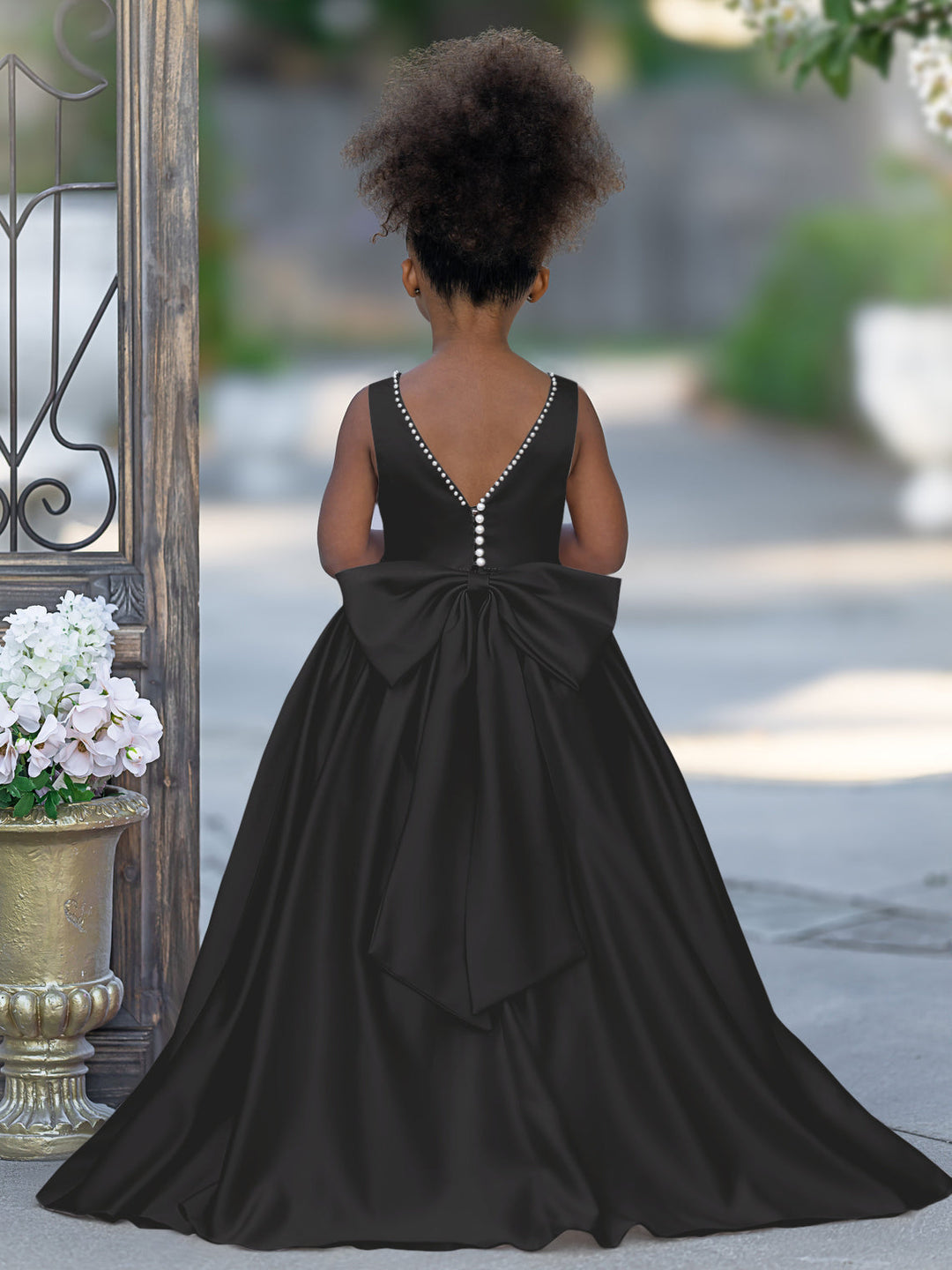 Robe Rose en Satin Sans Manches avec Décolleté Perlé et Nœud