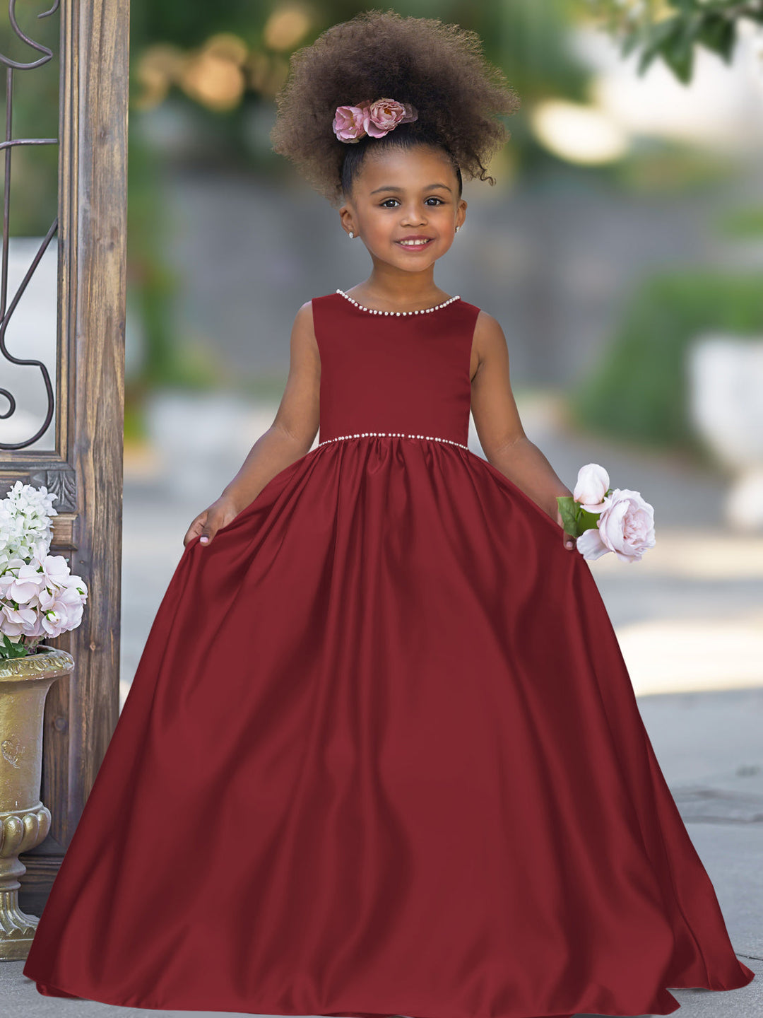 Robe Rose en Satin Sans Manches avec Décolleté Perlé et Nœud