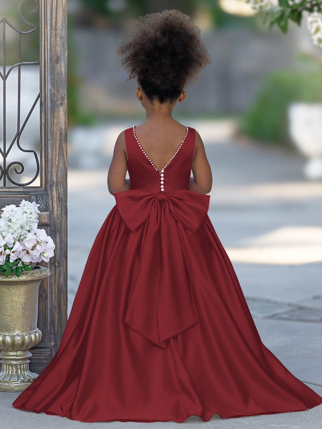 Robe Rose en Satin Sans Manches avec Décolleté Perlé et Nœud