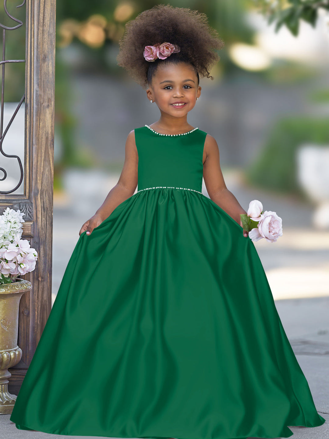 Robe Rose en Satin Sans Manches avec Décolleté Perlé et Nœud