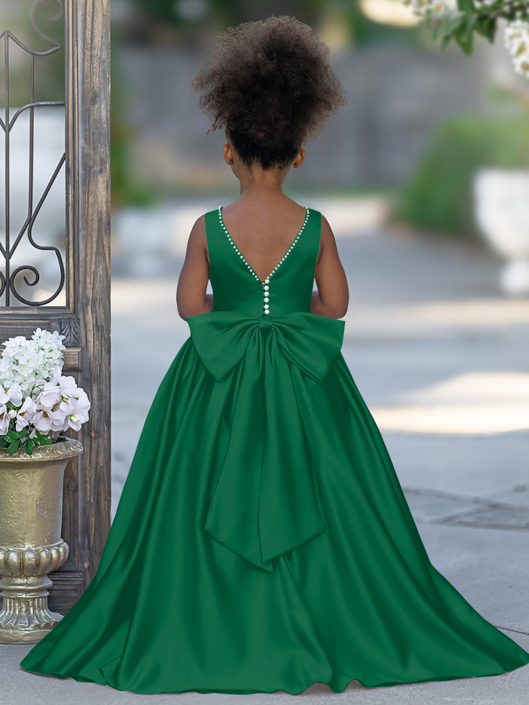 Robe Rose en Satin Sans Manches avec Décolleté Perlé et Nœud