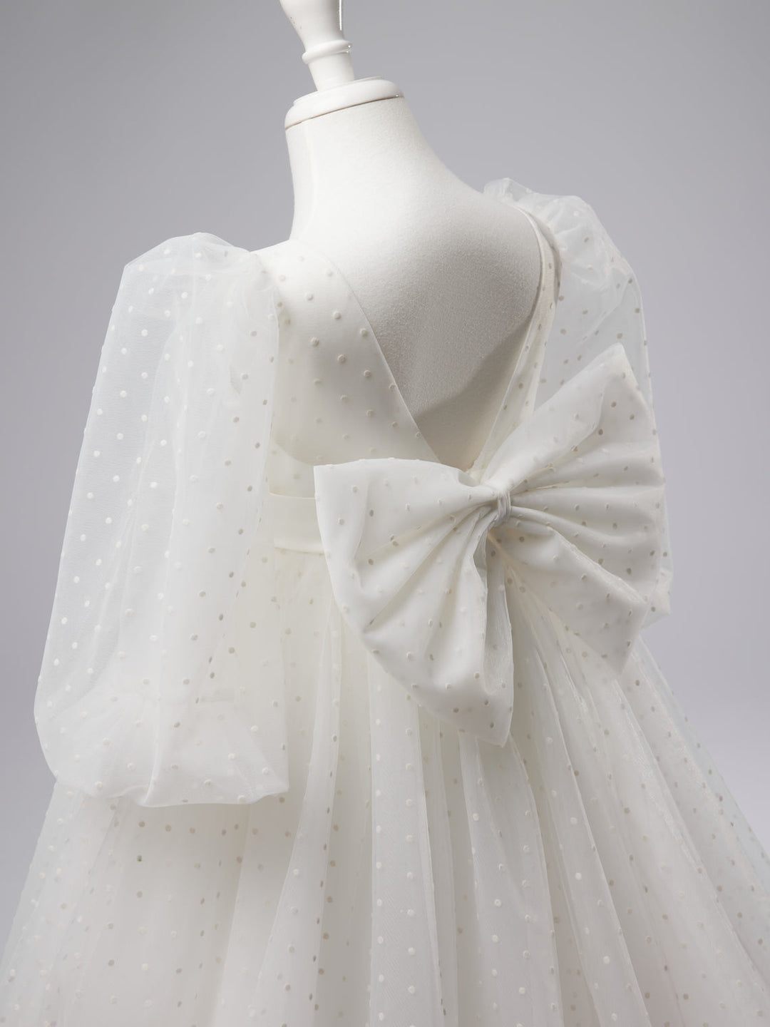 Robe de Demoiselle D'Honneur Élégante à Pois en Tulle à Manches Bouffantes et Traîne à Balayage pour Première Communion