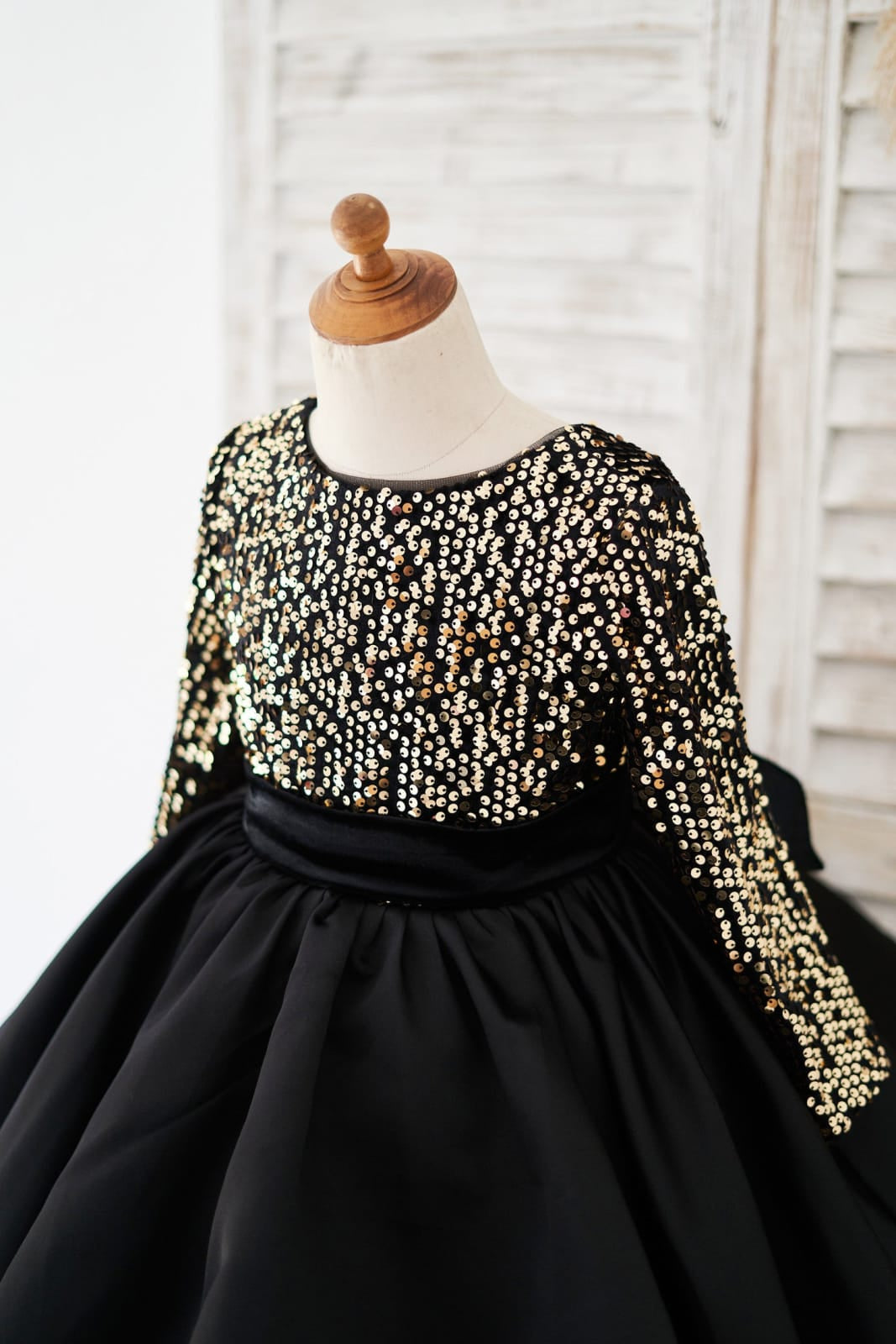 Robe Noire à Paillettes Jusqu'Aux Genoux