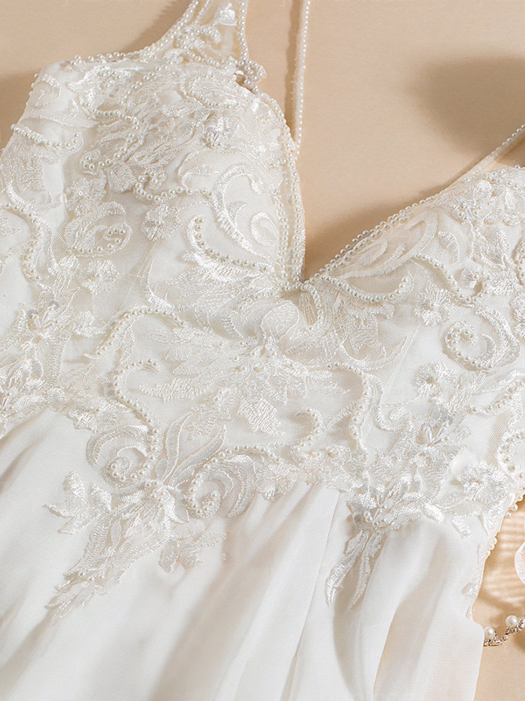 Robe de mariée unique A-Ligne/Princesse, décolleté profond, sans manches, longueur sol, fente latérale, avec appliqués et dentelle