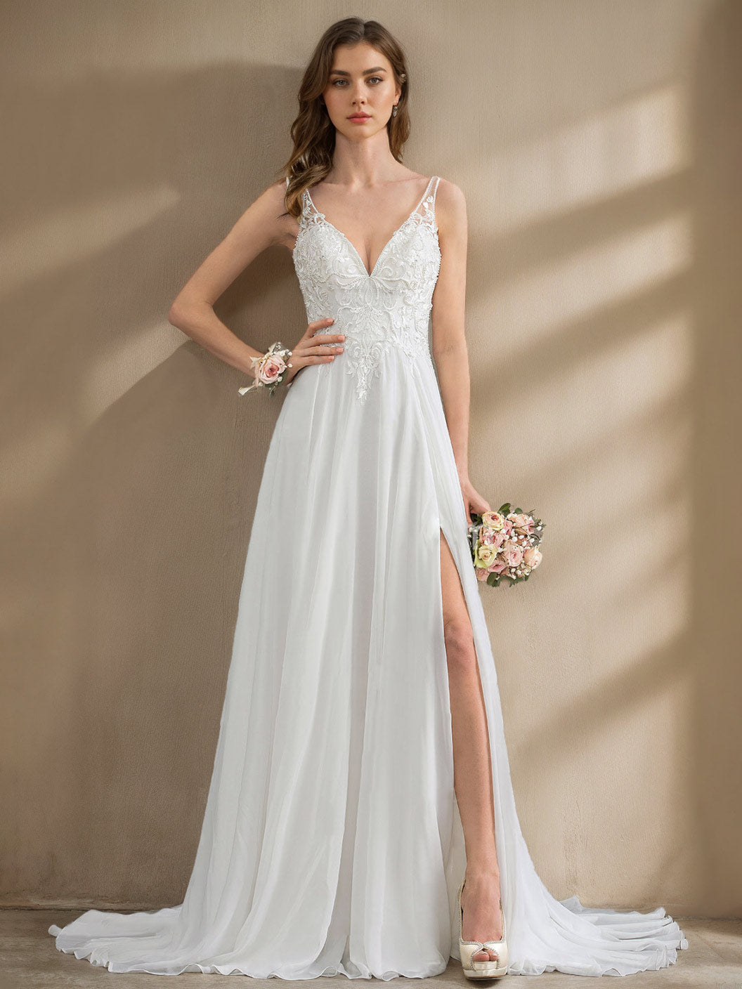 Robe de mariée unique A-Ligne/Princesse, décolleté profond, sans manches, longueur sol, fente latérale, avec appliqués et dentelle