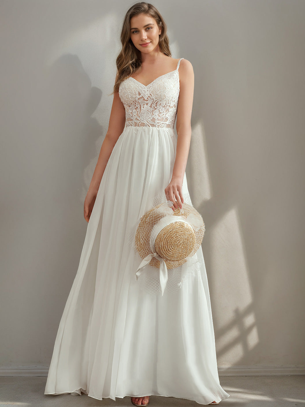 Robes de mariée trapèze/princesse, fines bretelles, col V, dentelle, appliques