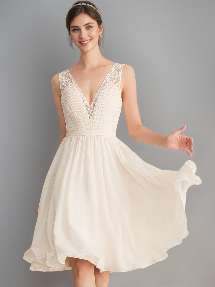 Robe de mariée trapèze/princesse, col V profond, sans manches, longueur genou, drapé