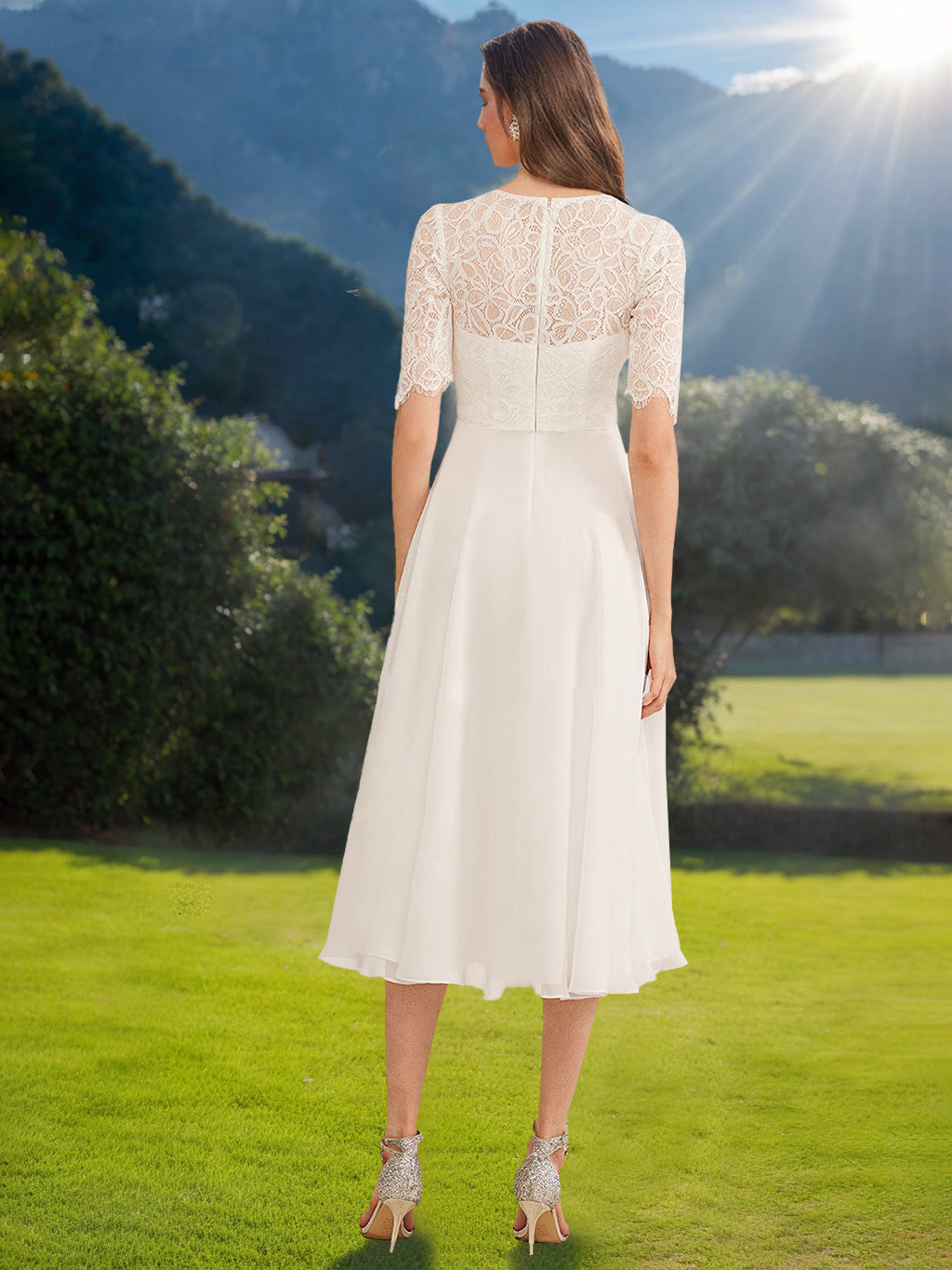 Robe de mariée trapèze/princesse, col rond, demi-manches, longueur genou, dentelle, appliques & volants